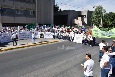 Respecto al motivo por el que se realizó este movimiento en esta fecha del primero de Mayo, dijo el dirigente sindical que 'forma parte de nuestra postura de que queremos trabajar porque el IMSS vuelva a ser la institución que fue hace 20 años, con servicio de calidad y eficiente, por eso pedimos que se mejoren las condiciones de trabajo, porque en esa medida, el derechohabiante es el beneficiado'.
