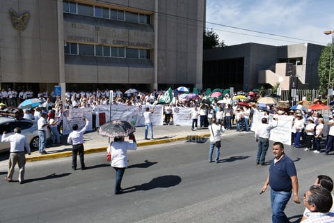 Aunque la citada delegación está integrada por alrededor de 4 mil 500 trabajadores, los participantes de la marcha pacífica fueron una muestra representativa.