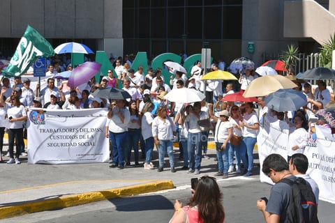 Los trabajadores sindicalizados pasaron por los hospitales 18 y 16 del IMSS en el bulevar Revolución donde terminaron su movimiento.