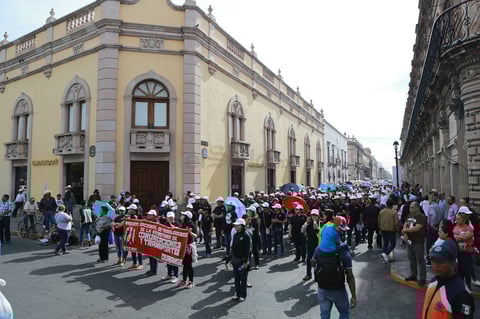 Los trabajadores llegaron juntos al Centro Histórico de la ciudad.