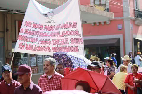Al llegar al destino varios grupos hicieron sus peticiones al gobernador de Durango.