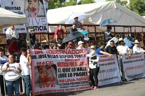 Se escuchó el clamor de “justicia” que una madre de familia hizo durante varias horas en la plaza Cuarto Centenario pidiendo aclarar el presunto feminicidio de su hija, ocurrido hace dos años.