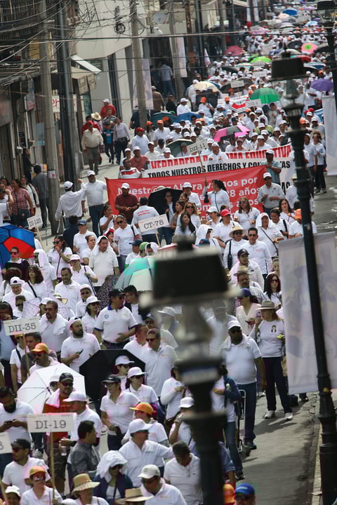 A las 10:30 horas la delegación de la UNT llegó a la plaza Cuarto Centenario y ahí se sumó a la que ya venía del SNTE y el desfile oficial, mismo que salió del jardín de San Antonio.