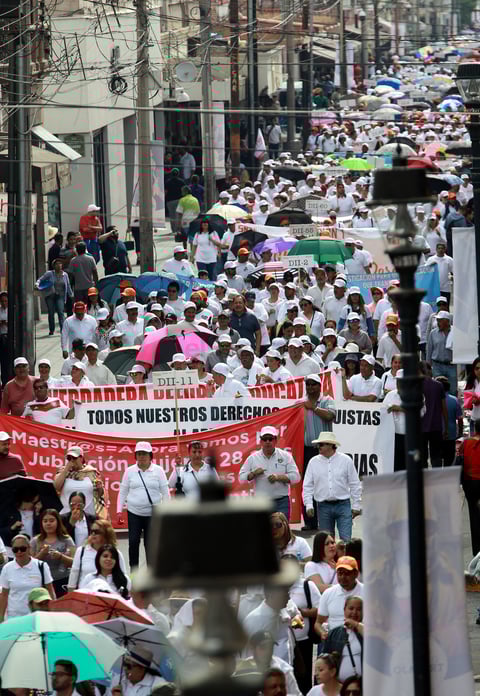 También los trabajadores sindicalizados del Seguro Social salieron desde su sede en la avenida Fanny Anitúa hasta la delegación del Instituto Mexicano del Seguro Social (IMSS).