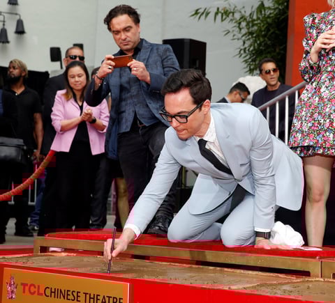 Inmortalizaron sus huellas y firmas en cemento frente al Teatro Chino de Los Ángeles.