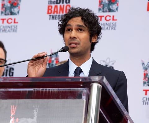Estrellas de The Big Bang Theory inmortalizan sus huellas en Hollywood