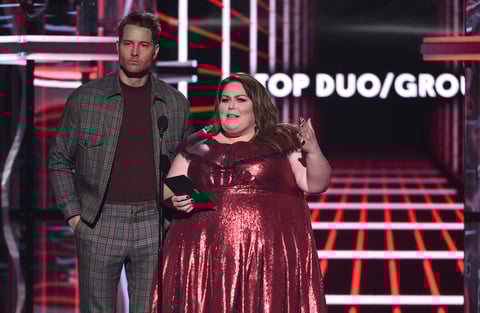 Justin Hartley y Chrissy Metz.