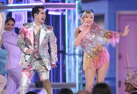 La ceremonia comenzó con la actuación de Taylor Swift, que presentó en directo su nuevo single 'ME!' junto a Brendon Urie, que es el líder y cantante del grupo Panic! At the Disco.