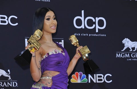 La nominada a 21 premios de los Billboard Music Awards 2019, Cardi B se contoneó por toda la alfombra roja de dicho evento y dejó muy en claro que su belleza y sensualidad no está peleada con el amor, así que frente a las cámaras fotográficas y de televisión presumió con besos y arrumacos los que siente por su esposo Offset.