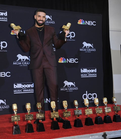 En esta gala, que tuvo lugar hoy en el MGM Garden Arena de Las Vegas (EE. UU.), Drake se llevó, entre otros, los premios al mejor artista, mejor artista masculino, mejor rapero y mejor álbum por 'Scorpio'.