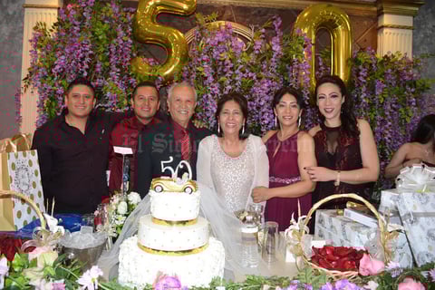 01052019 BODAS DE ORO.  Jaime Hernández Caballero y Alicia Carrasco de Hernandez con sus hijos: Jaime Gerardo, Omar, Verónica y Paloma.