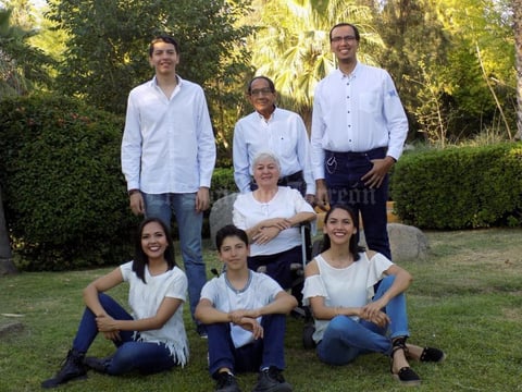 01052019 EN FAMILIA.  Abuelos Alemán con sus nietos: Gerardo, Daniela, Diego, Fernanda e Iván.