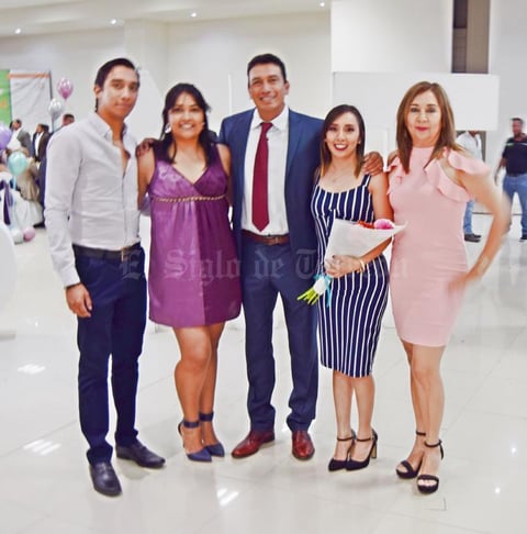 02052019 EN FAMILIA.  Andrés Torres con su esposa, Martha, y sus hijos, Andrés, Laura y Andrea.