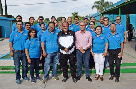 02052019 POSAN PARA LA FOTO.  Jorge Fernando Mora con sus compañeros de trabajo.