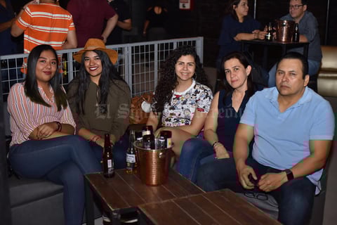 02052019 NOCHE DE STAND UP.  Jocelyn, Edith, Daniela, Ana y Enrique.