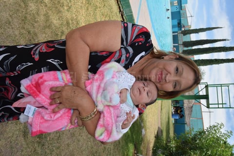 02052019 LINDA POSTAL.  Caty Hernández con su nieta, Laura Daniela.
