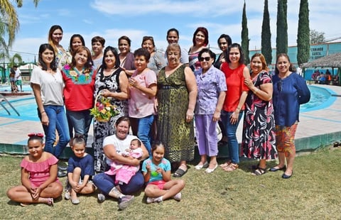 02052019 CELEBRA UN AñO MáS DE VIDA.  La maestra Herminia A. Hernández en compañía de su familia y amigos.
