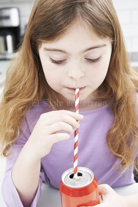 02052019 El refresco provoca irritabilidad e induce a la obesidad debido a su alta concentración de azúcares y cafeína. Los niños no deberían tomar refrescos.