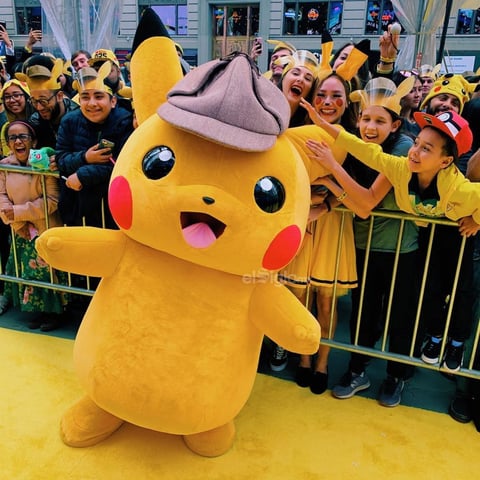 Al darse cuenta de que puede hablar con Pikachu, algo único en el mundo, unen sus fuerzas para desentrañar el misterio en las calles de Ryme City (Ciudad Rima), una urbe que mezcla aspectos de la isla de Manhattan en Nueva York con otros de la capital de Japón, de donde es originaria la saga.