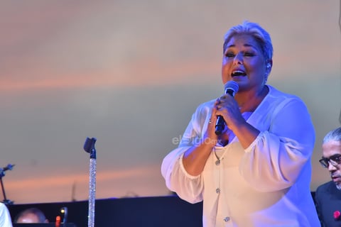A las 20:30 horas, la intérprete arribó al escenario con un atuendo de dos piezas en color blanco.
