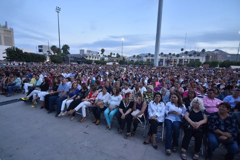 Más de 10 mil personas disfrutaron de las canciones de Lupita D'Alessio