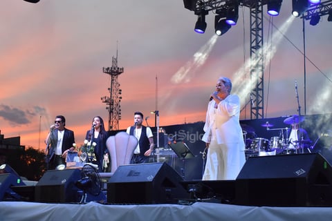 Tres coristas y 10 músicos la acompañaban.