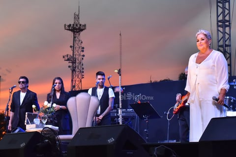 Con Cóncavo y convexo, Hazme olvidarlo y Aquí estoy yo, la cantante inició su espectáculo.