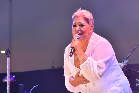 Gritos como 'Señorona bella', 'Te amamos, Lupita' y '¿Qué le pasa, Lupita?'- en referencia a la canción- se escucharon en la plancha de concreto.