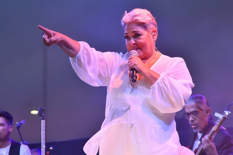 Gritos como 'Señorona bella', 'Te amamos, Lupita' y '¿Qué le pasa, Lupita?'- en referencia a la canción- se escucharon en la plancha de concreto.