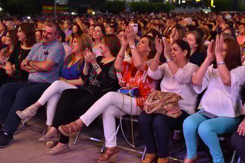 Lupita D'Alessio ofreció un concierto especial para las madres de la Comarca en el que no faltaron las melodías Acaríciame, Mentiras y Mudanzas.