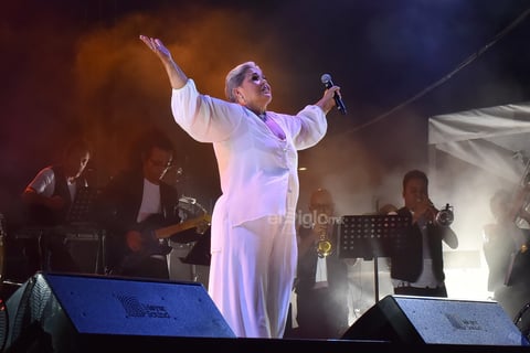D'Alessio interpretó un popurrí que estremeció a sus fans, conformado por melodías como Punto y coma, La diferencia, Lo siento, mi amor; Vieras cuántas ganas tengo y Como tú.