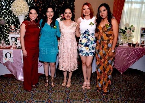 04052019 Acompañan a la festejada.