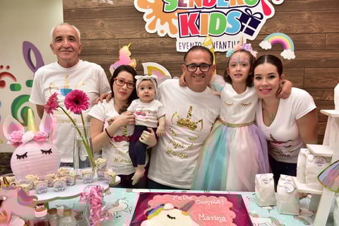 04052019 FELICES CINCO.  Marina Ezcurdia Enríquez con sus papás, Maggy Enríquez y Mario Ezcurdia, su abuelo, Manuel Enríquez, su tía, Lucy Enríquez, y su prima, Emilia.