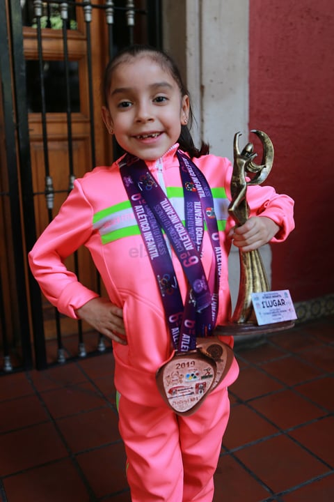 Después de participar en el certamen nacional, Edna Lunedi Marín Silva, en hasta 11 años; Karla Marín Silva, hasta 9 años; y Joselyn Corrujedo Sánchez, en hasta 13 años, conquistaron el primer lugar y portaron su medalla con orgullo.