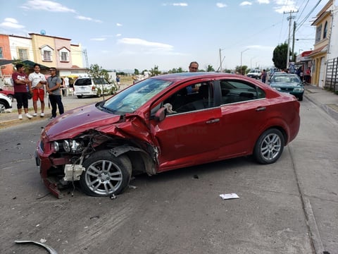 La colisión dejó a los automóviles girados en el sentido contrario al que se dirigían.