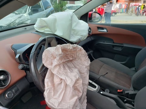 Ambos vehículos transitaban en direcciones opuestas.