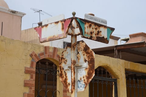 Las nomenclaturas de la colonia Campo Nuevo Zaragoza, lucen oxidadas y por lo mismo no se logra apreciar el nombre de la calle.