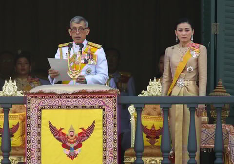 Los reyes saludaron desde un balcón del Gran Palacio Real.
