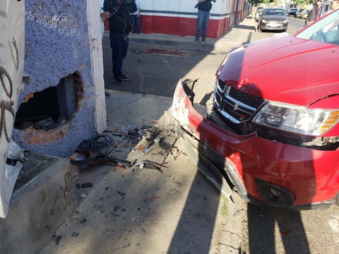 Una de las unidades terminó por subir la banqueta e impactarse contra un muro.