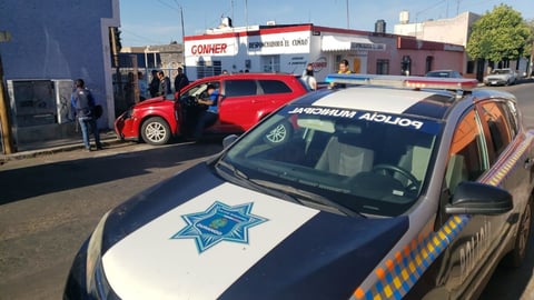 La camioneta Journey impactó en la parte frontal a una Jeep, placas GAU598A.