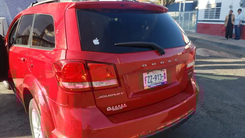 Una camioneta marca Dodge, línea Journey, que transitaba sobre calle Regato, no realizó el alto correspondiente.