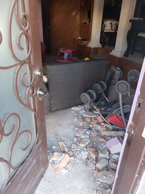 La vivienda marcada con el número 521 de la calle Regato, sufrió daños en su estructura.