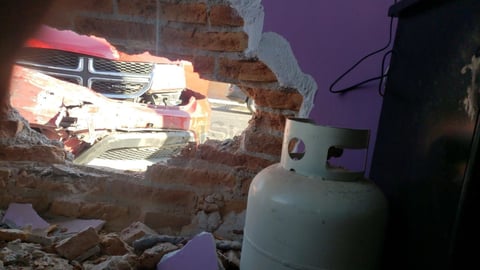Debido a la fuerte colisión, la camioneta Journey se impactó contra una vivienda.