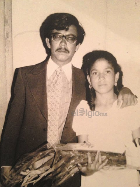 Armando Miranda acompañando a su hermana, Rita, el día
de su graduación de primaria.