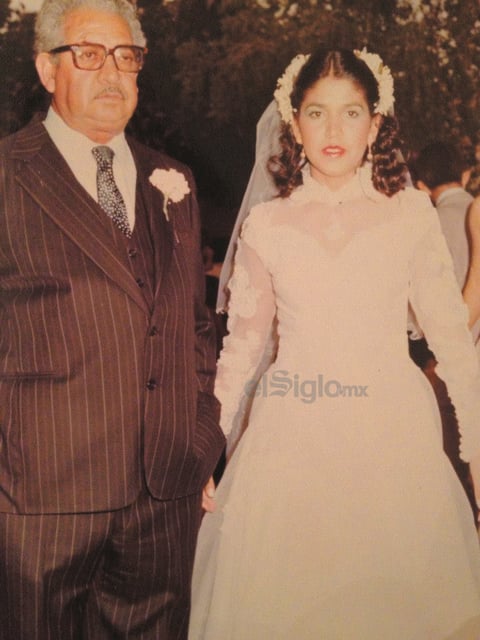 Sr. Armando Miranda acompañando a su hija, Rita Miranda, el día de su boda.