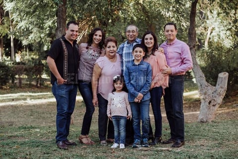 05052019 EN FAMILIA.  Rosa y Carlos disfrutando a sus hijos y nietos.