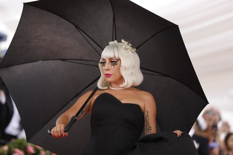 La cantante Lady Gaga posa en la alfombra roja de la Gala Met de 2019.