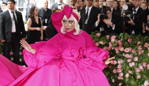 La cantante Lady Gaga posa en la alfombra roja de la Gala Met de 2019.