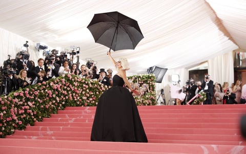 La cantante Lady Gaga posa en la alfombra roja de la Gala Met de 2019 .