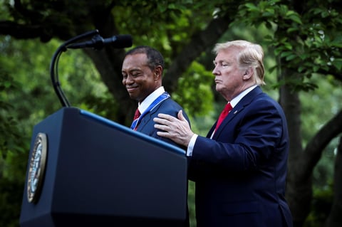 Donald Trump premia a Tiger Woods
